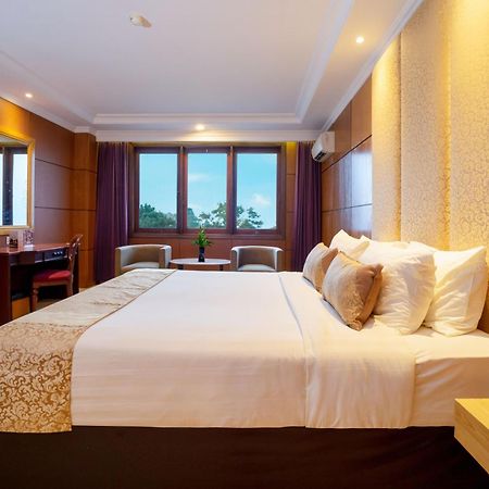 Hotel Bumi Senyiur Samarinda Exteriör bild